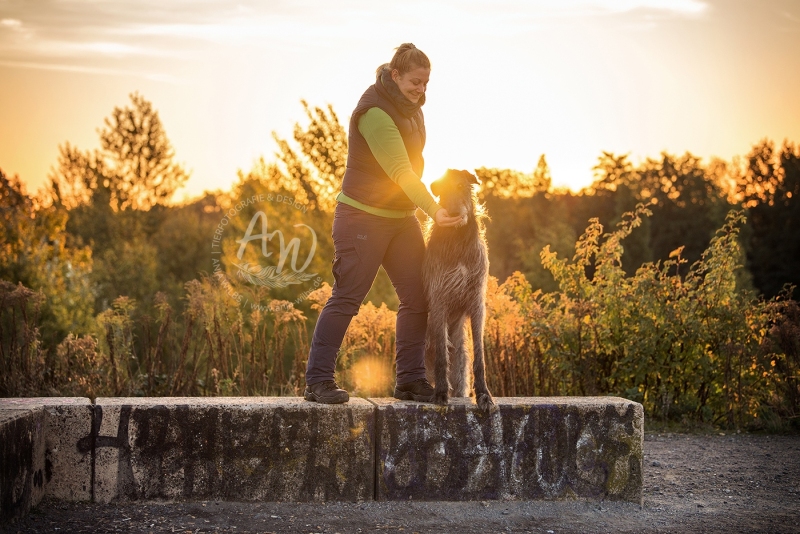 Anja-Wilbs-Tierfotografie_Frau-mit-Deerhound_2