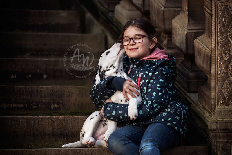 Anja-Wilbs-Tierfotografie_Kind-mit-Dalmatinerwelpe_1